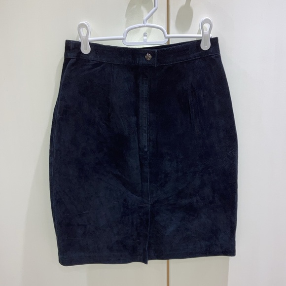 Women’s Vintage Global Identity leather (suede) black miniskirt.  GIII series. - Picture 2 of 5